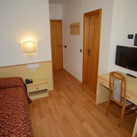 Otel Canada 3*